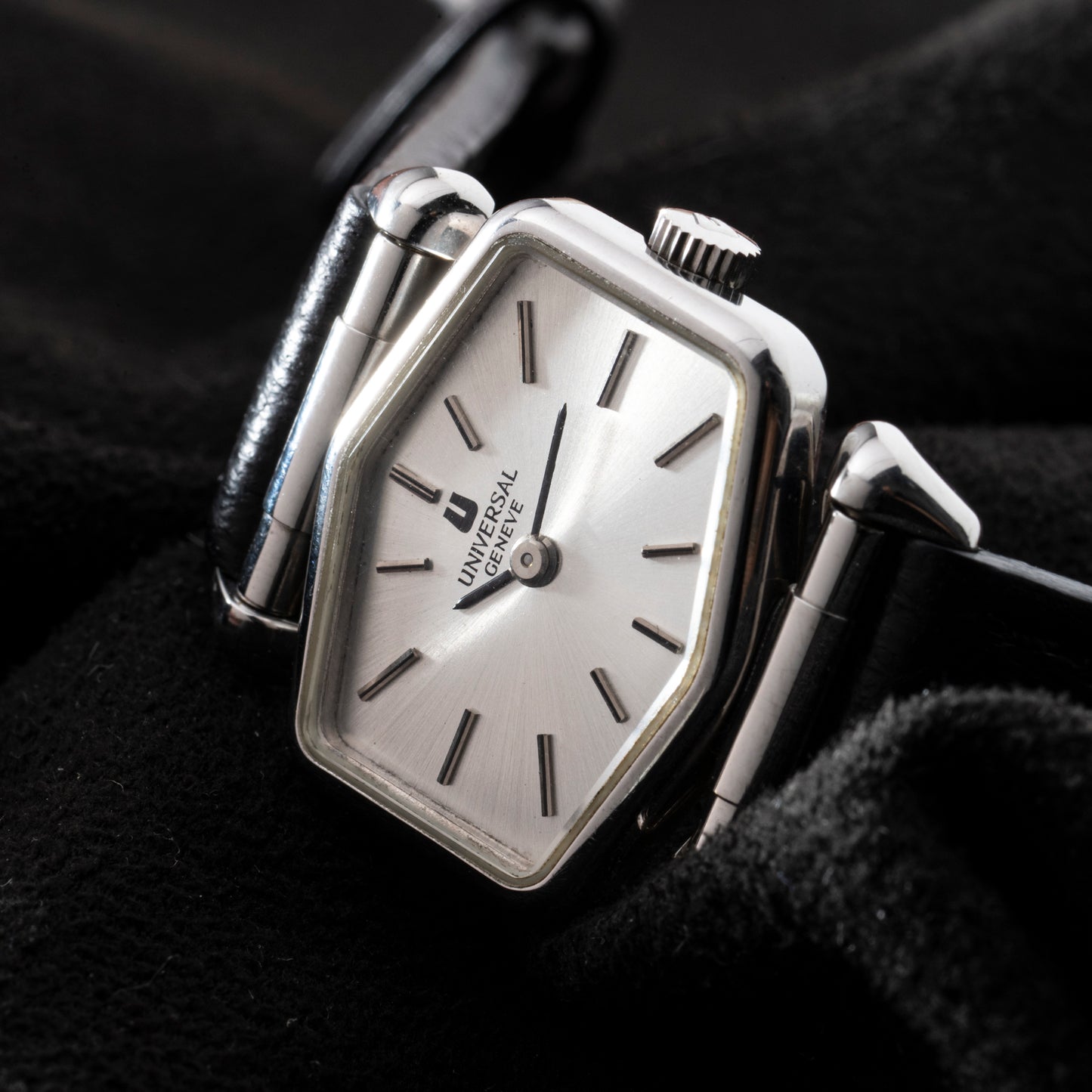 Universal Genève Hinged Lugs Dress Watch