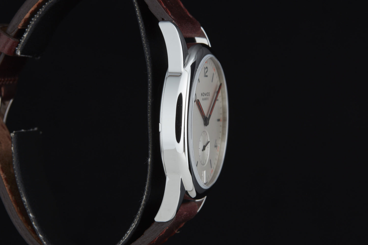 Nomos Club Datum