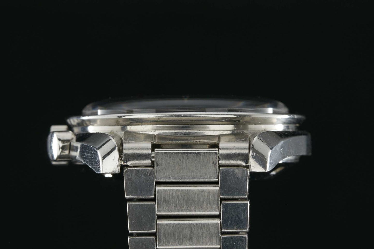 Omega Reference 145.022-69ST lug view black background