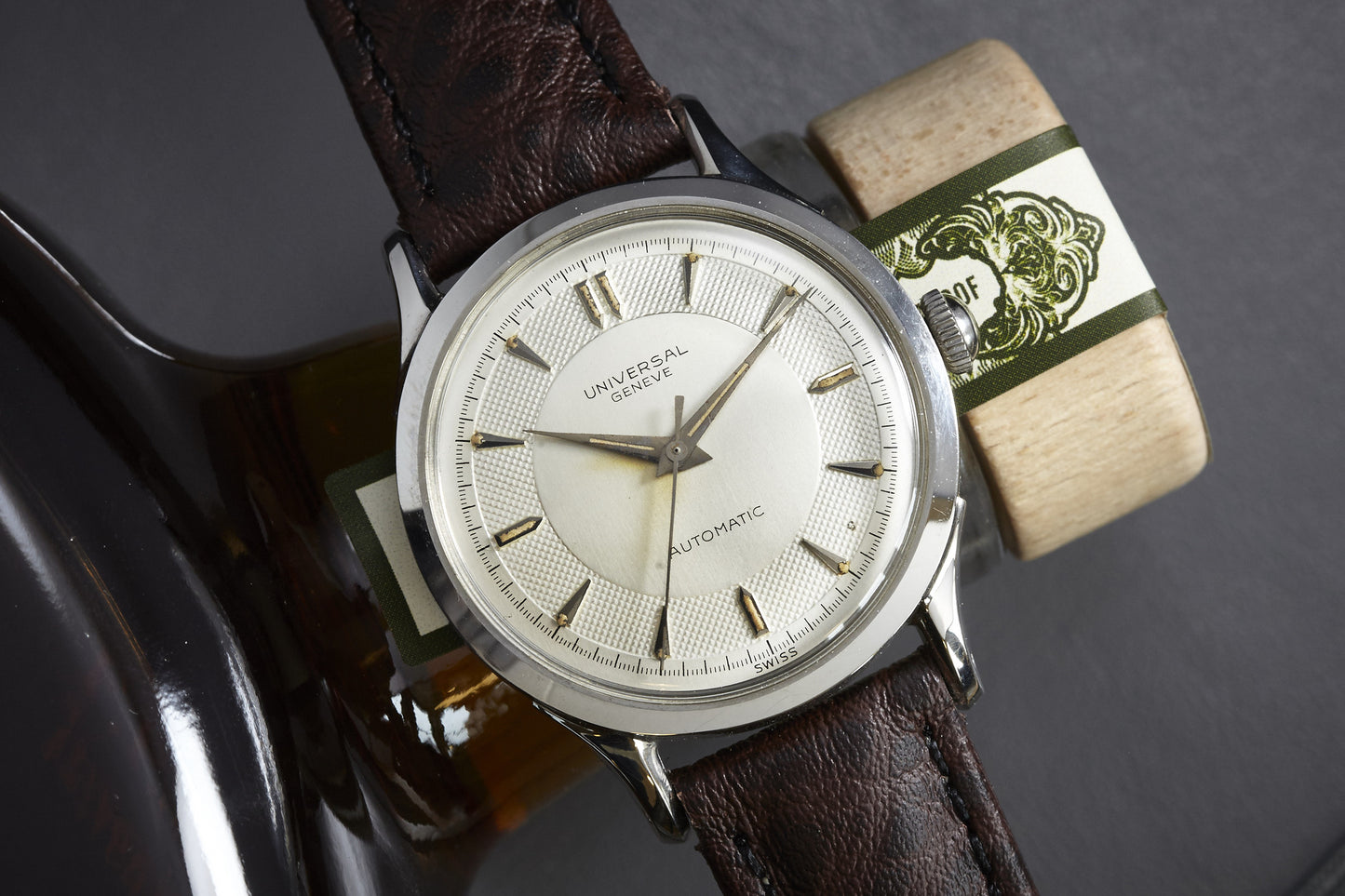 Universal Genève Bumper Wind