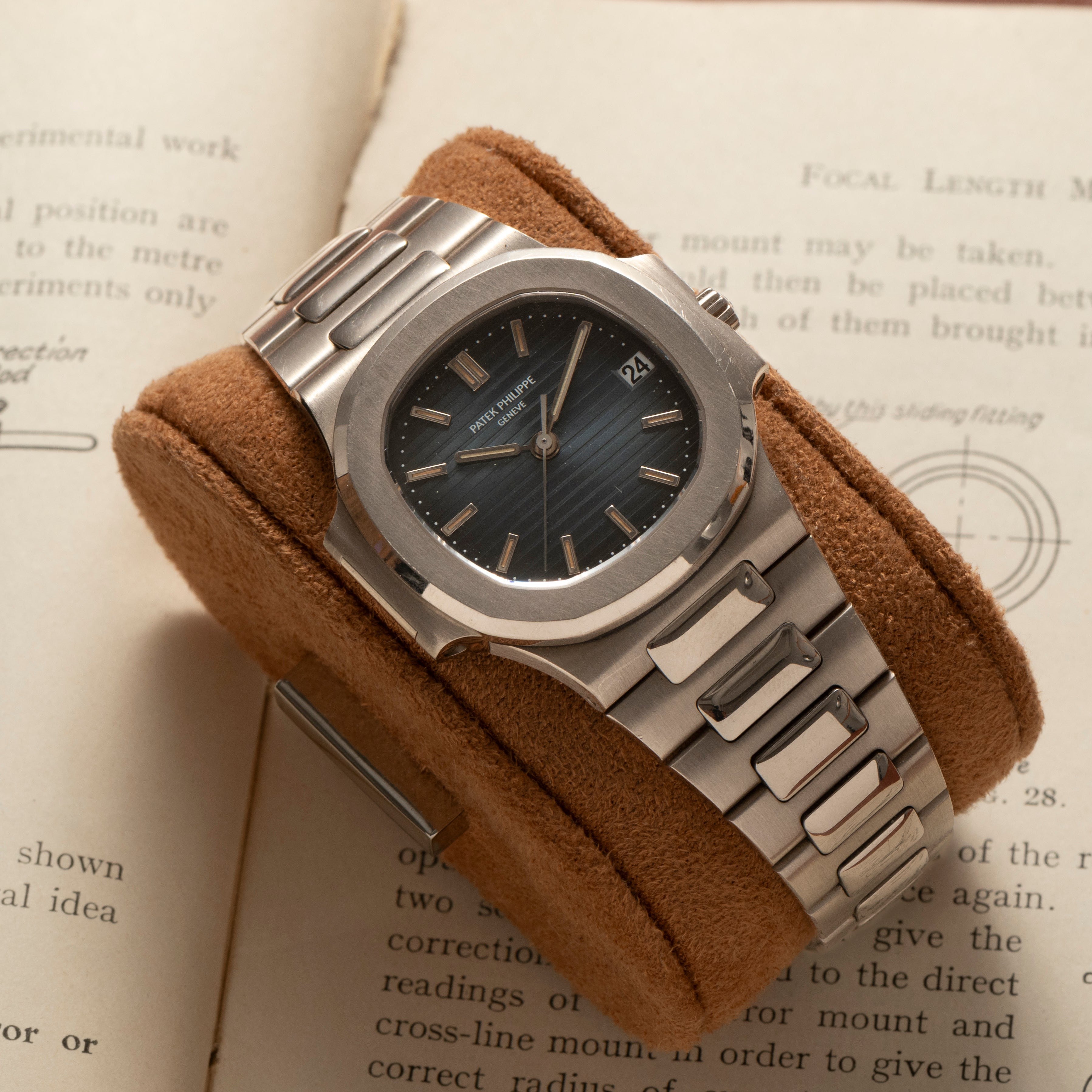 Patek Philippe Nautilus – Analog:Shift