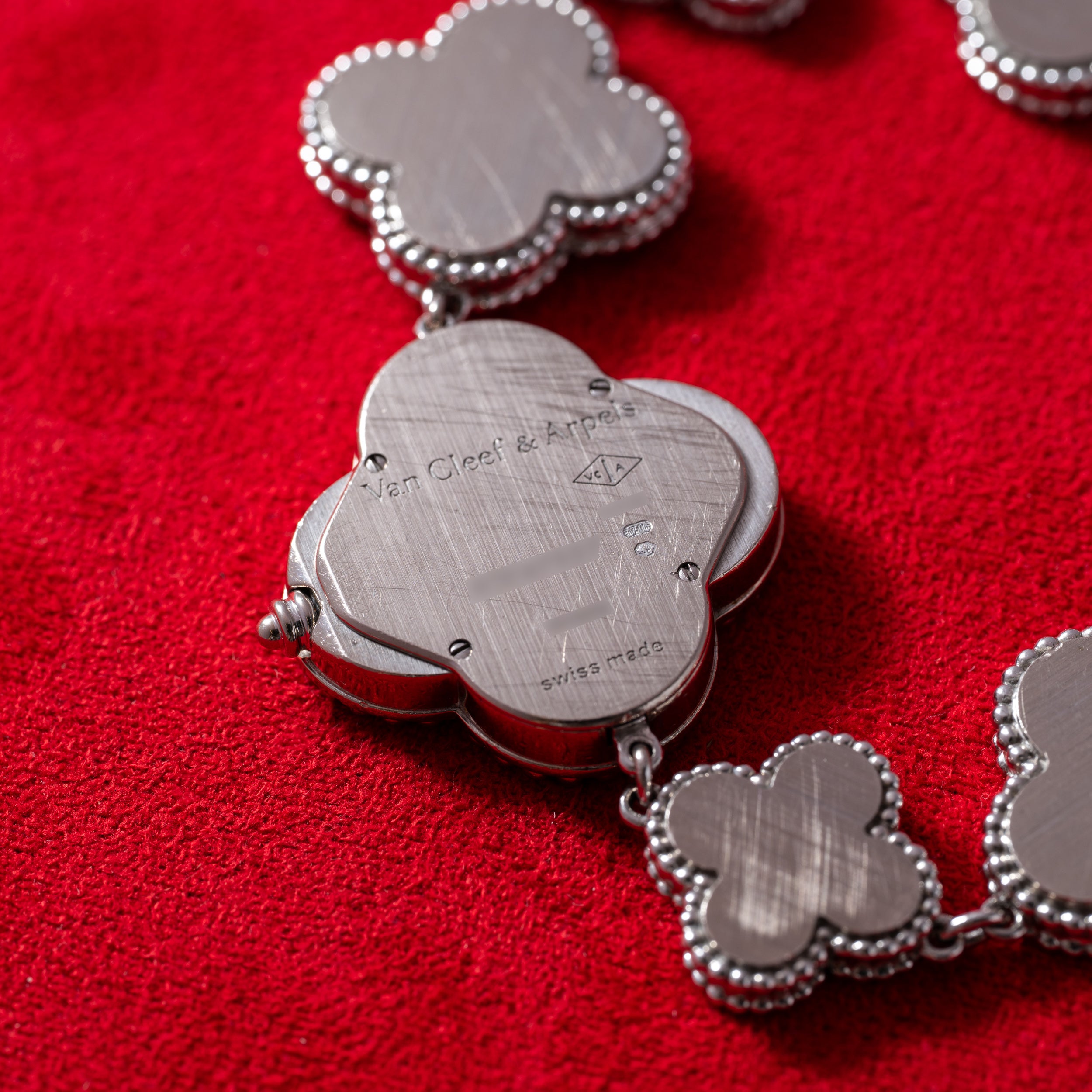 Van Cleef & Arpels Alhambra 'Mother of Pearl Charm' – Analog