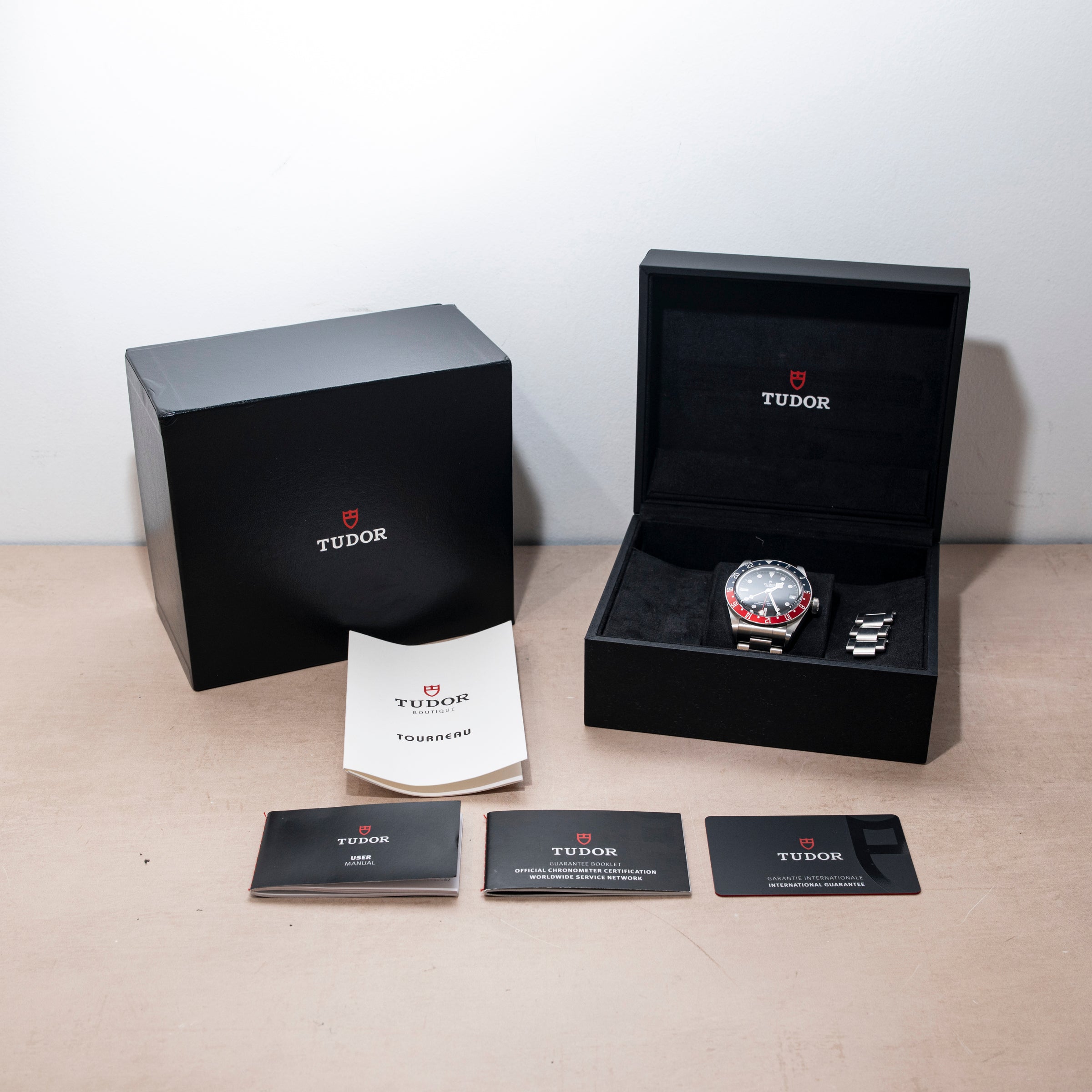TUDOR BLACK BAY GMT メーカー保証あり 保証書 箱 余りコマ有 Tudor Black Bay GMT – Analog:Shift