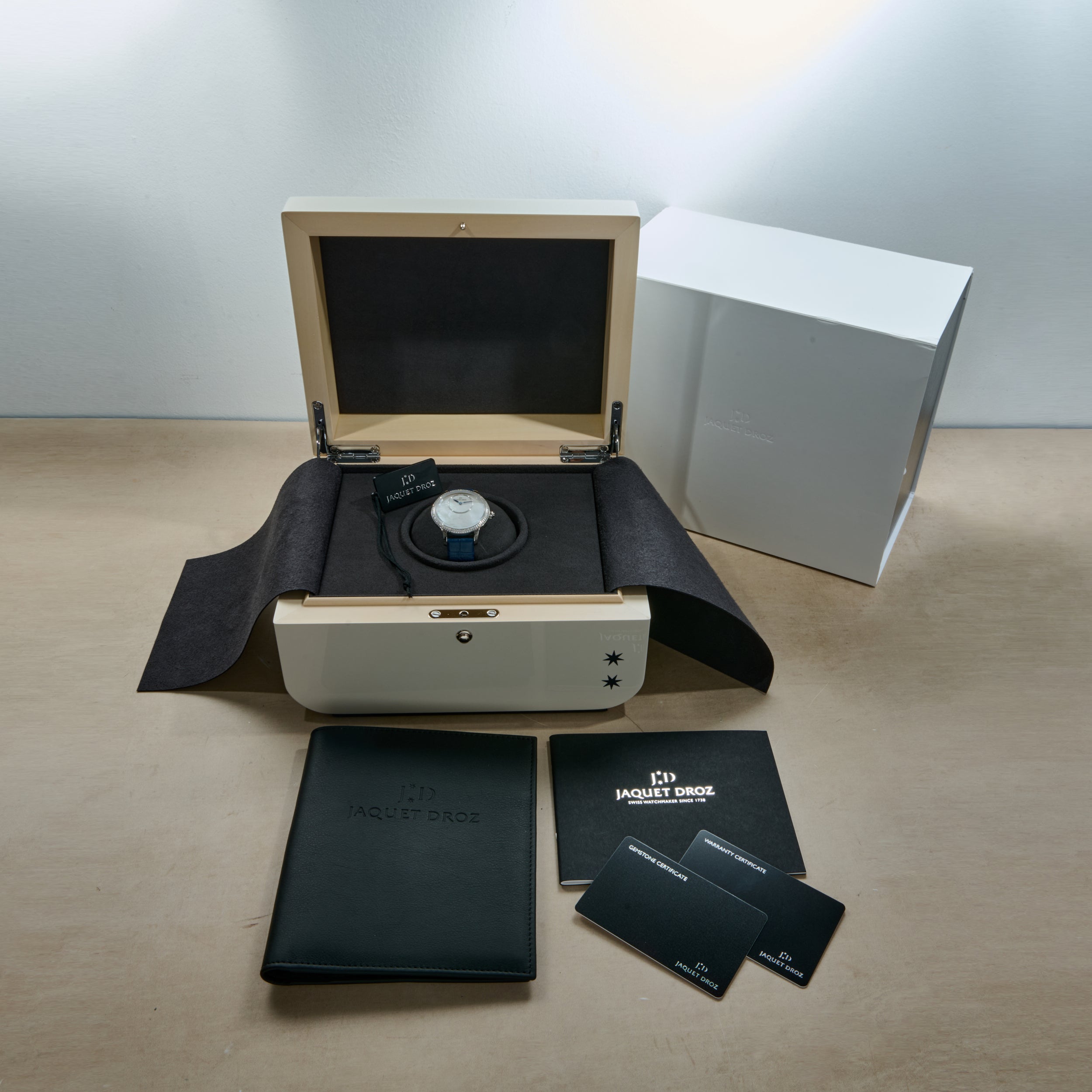 Jaquet Droz Éclipse Petite Heure Minute – Analog:Shift