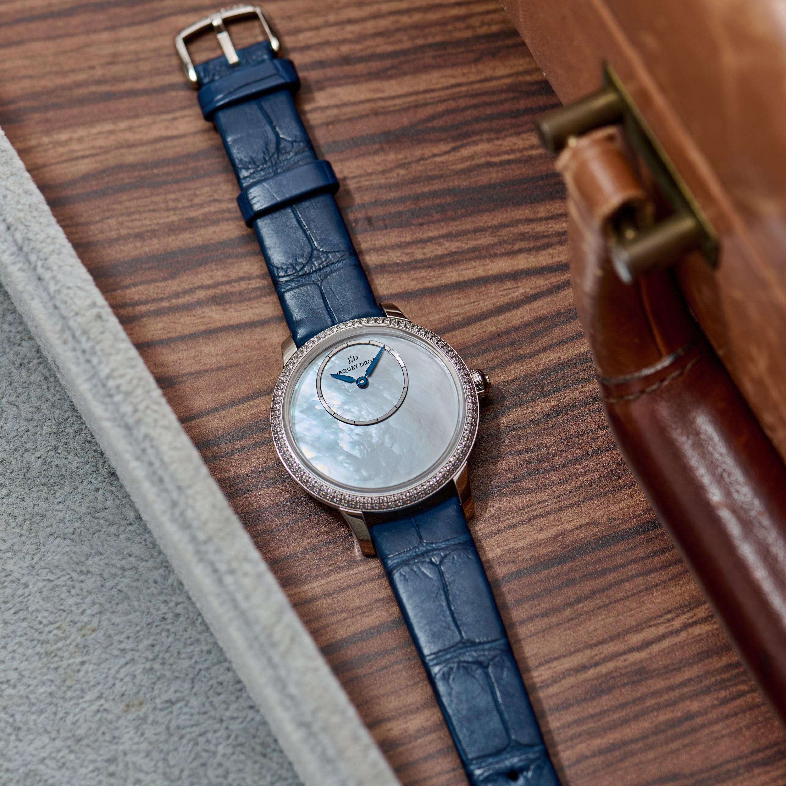 Jaquet Droz Éclipse Petite Heure Minute – Analog:Shift