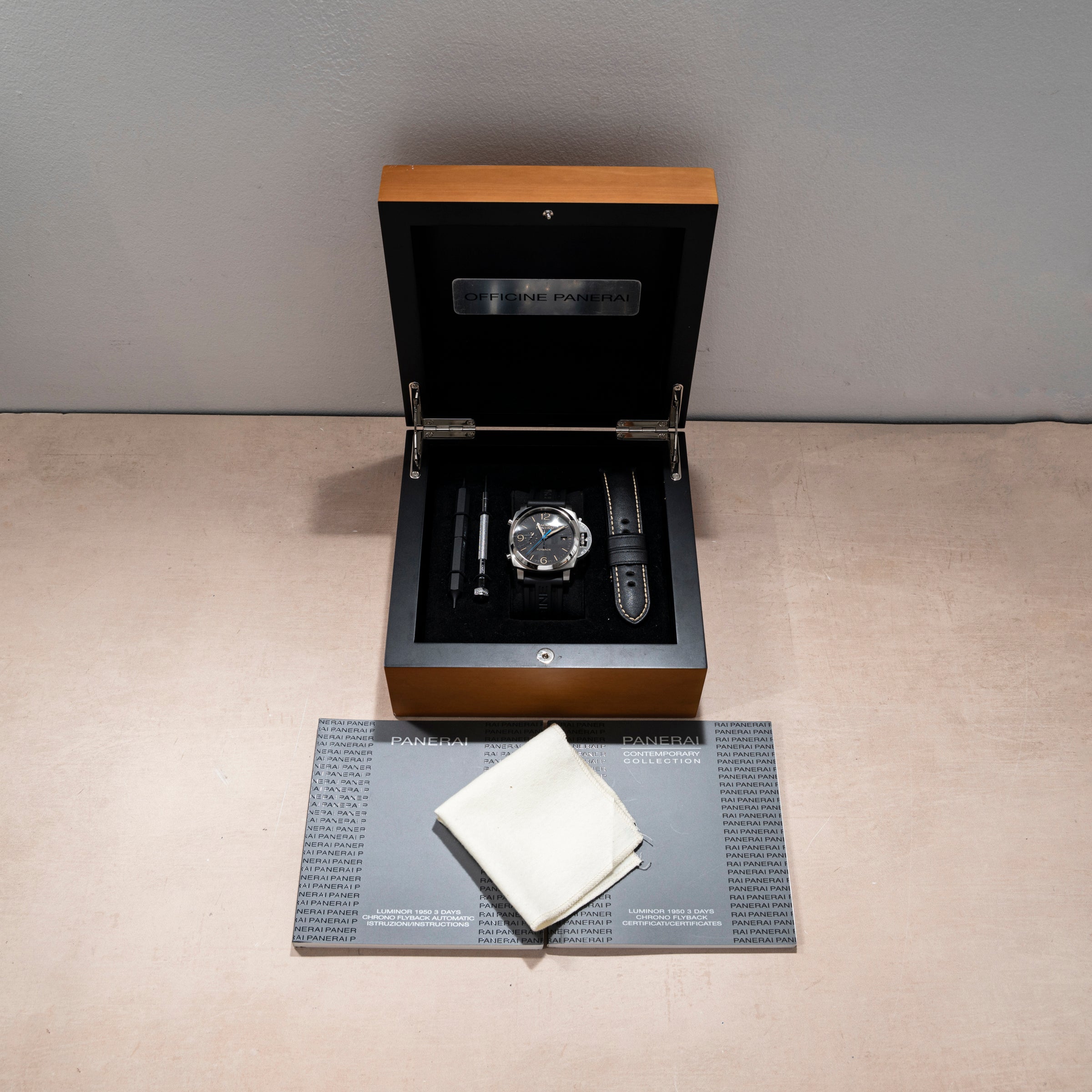 Panerai Luminor 1950 Flyback Chronograph – Analog:Shift