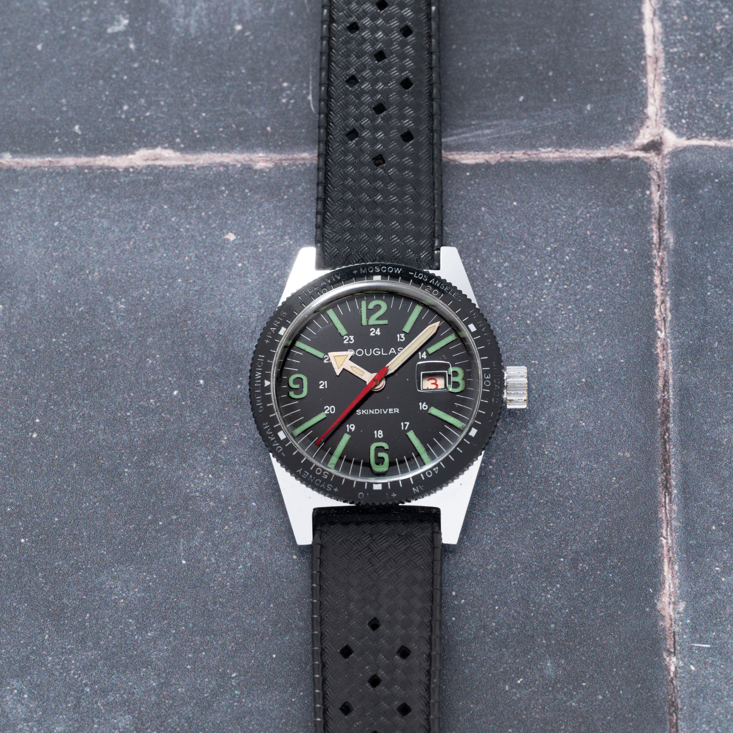 Douglas Skindiver World Time 'Neil Armstrong' – Analog:Shift