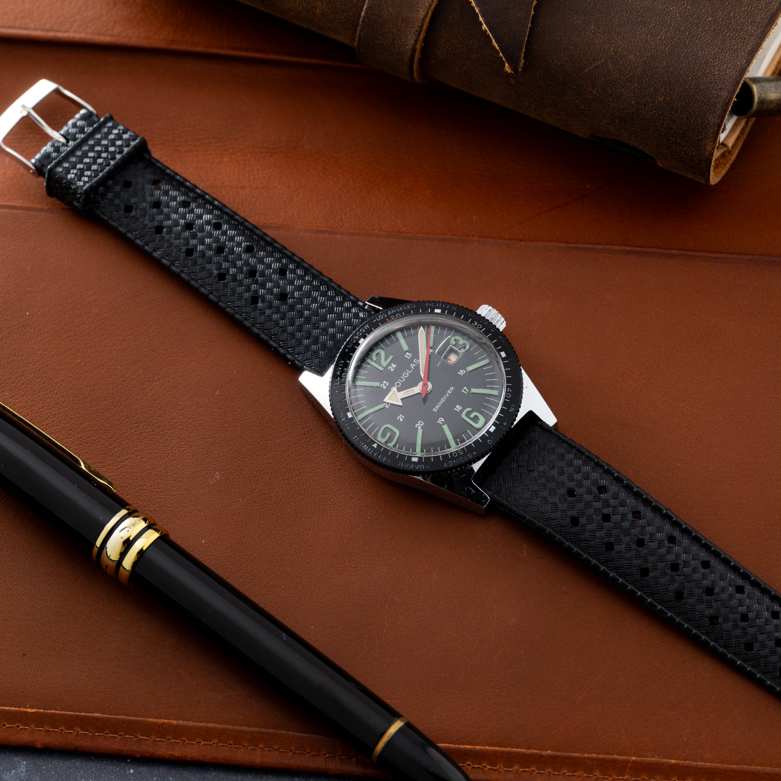 Douglas Skindiver World Time 'Neil Armstrong' – Analog:Shift