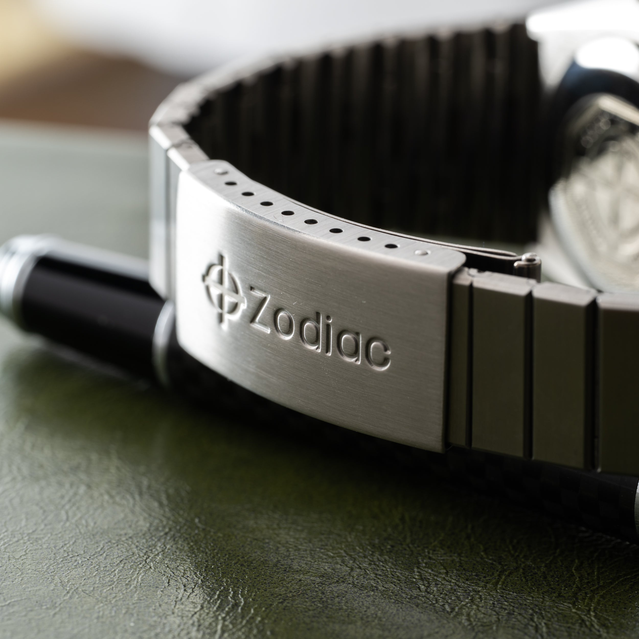 Zodiac Automatic SST 36000 'Red Point' – Analog:Shift