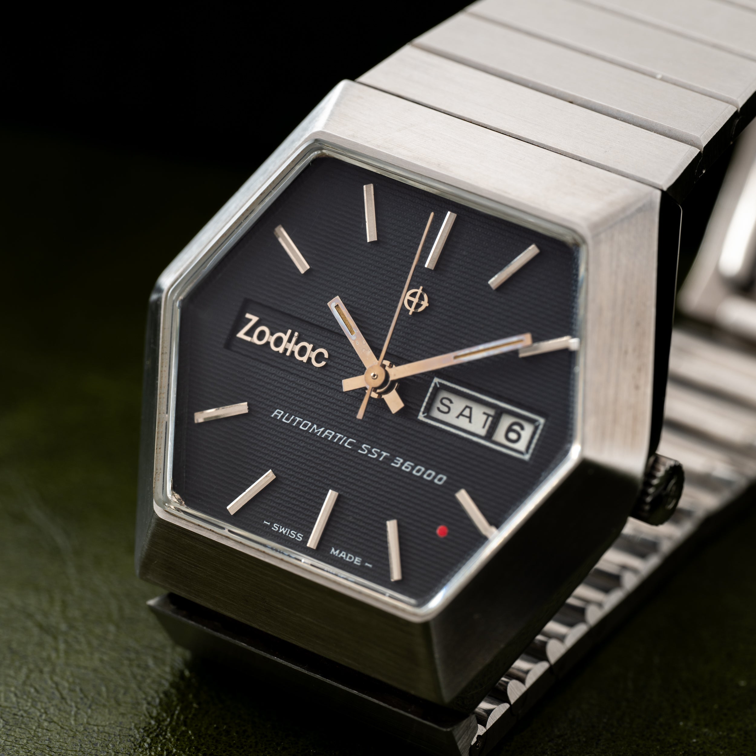 Zodiac Automatic SST 36000 'Red Point' – Analog:Shift