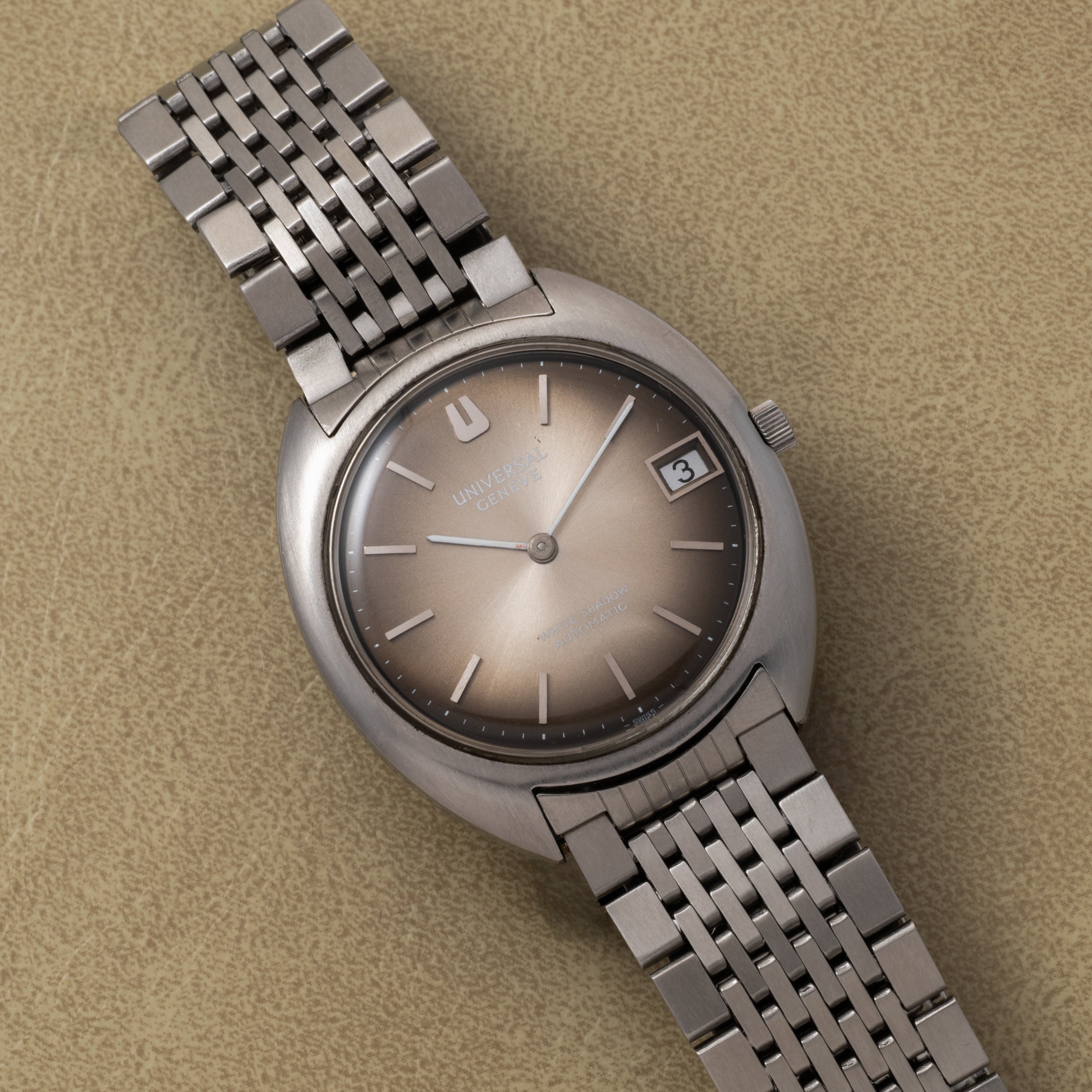 Universal Genève White Shadow – Analog:Shift