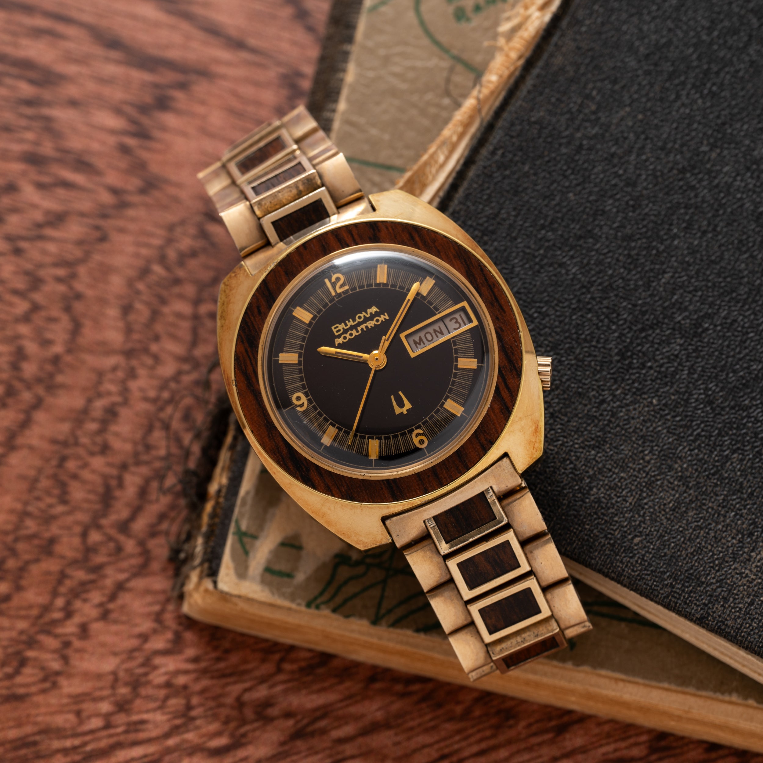 Bulova Accutron Cushion 'Woody' – Analog:Shift