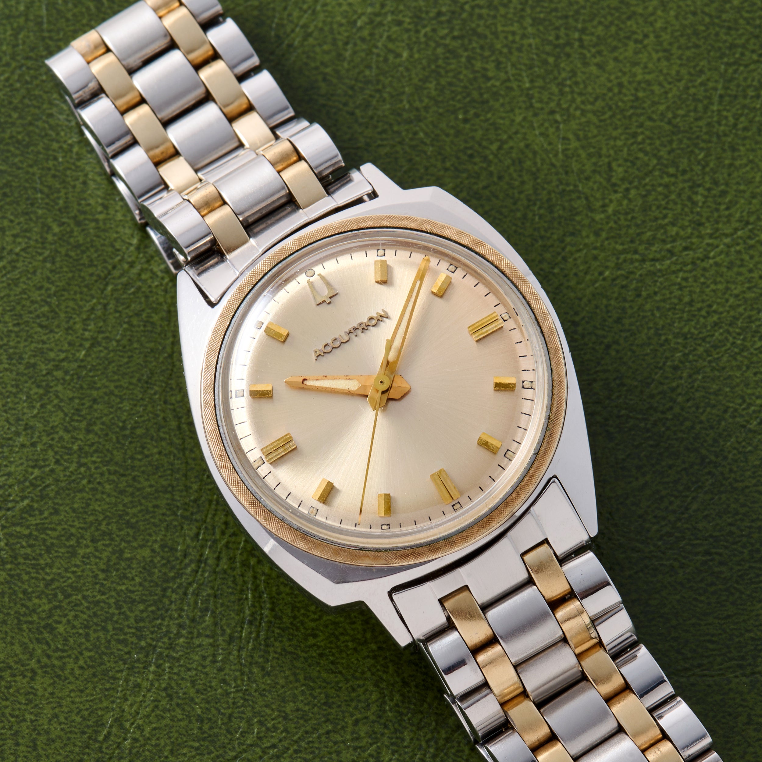 【不動】BUROVA 　Accutron ゴールド アナログ時計 ※ベルト破損 Bulova Accutron 'Floppy Football' – Analog:Shift