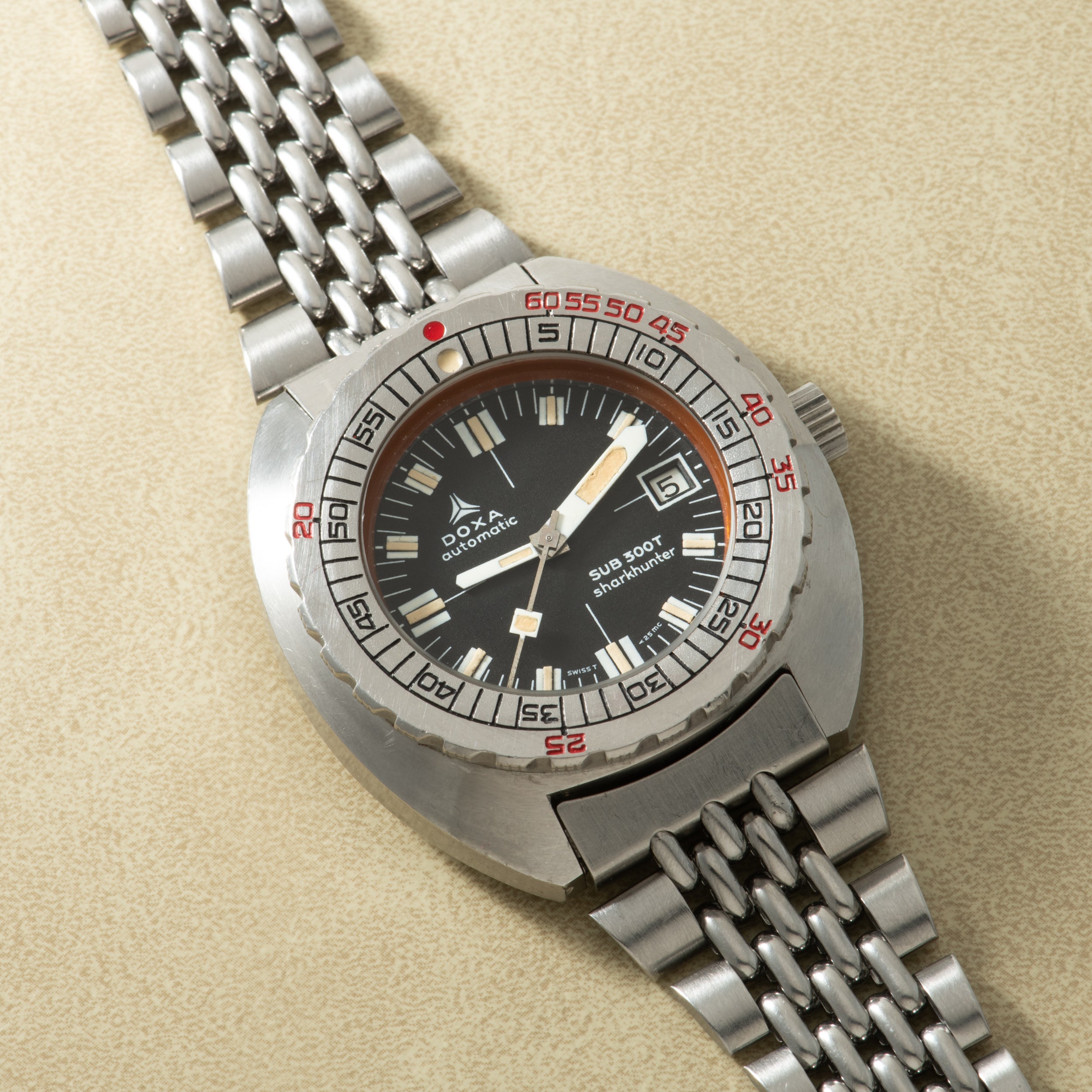 DOXA Sub 300T Sharkhunter – Analog:Shift