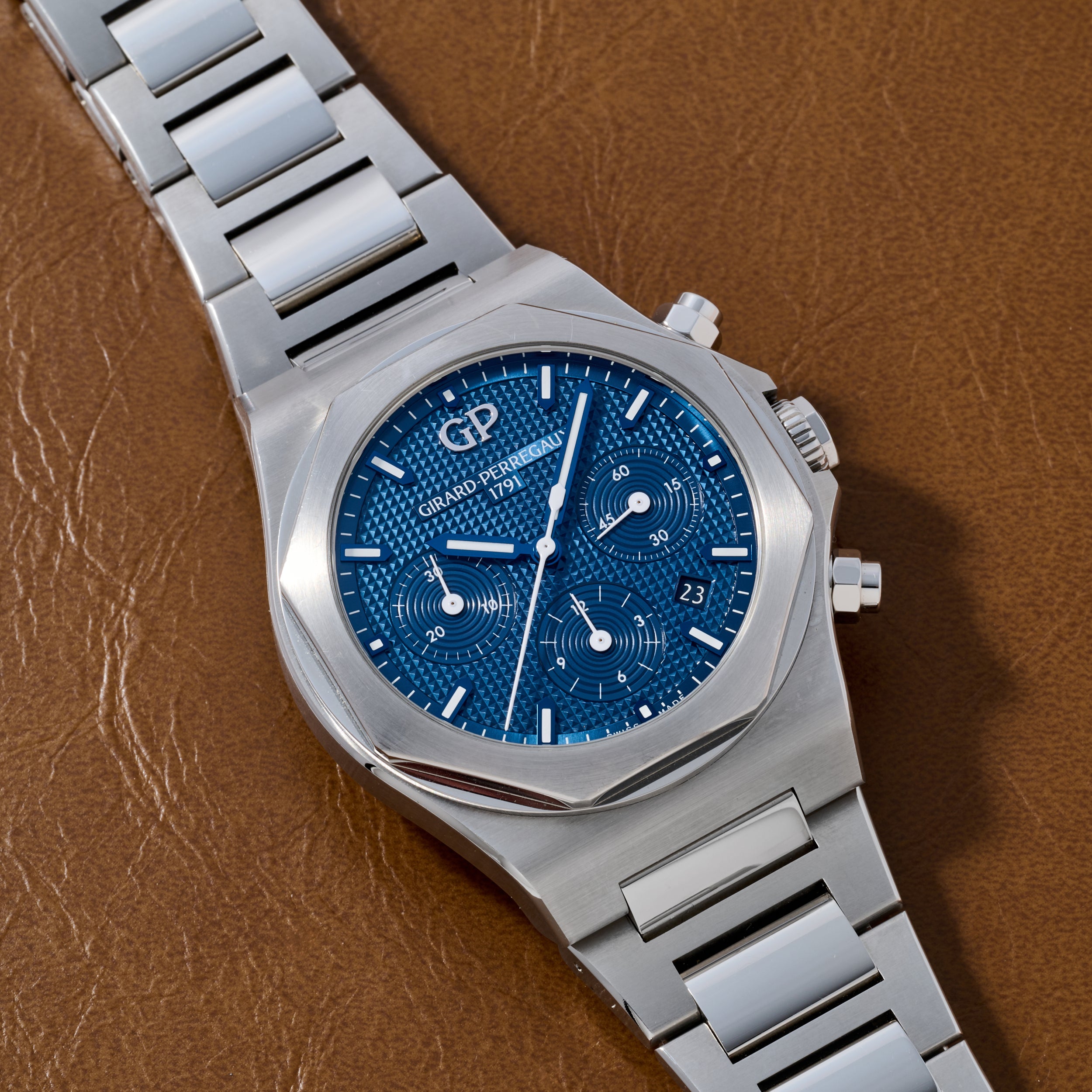Girard-Perregaux Laureato Chronograph 42 – Analog:Shift