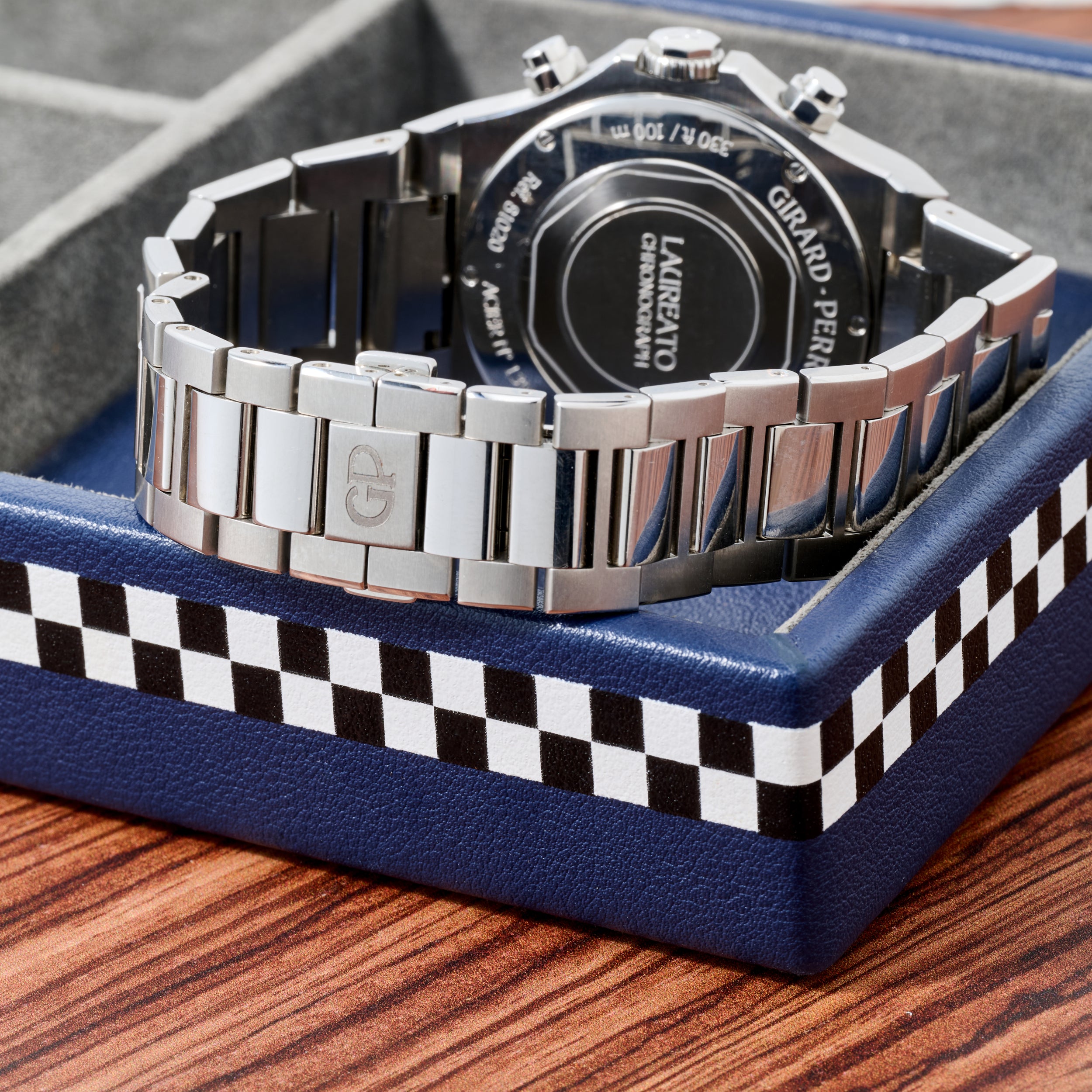 ラクレコ Girard-Perregaux Laureato Chronograph 42 – Analog:Shift