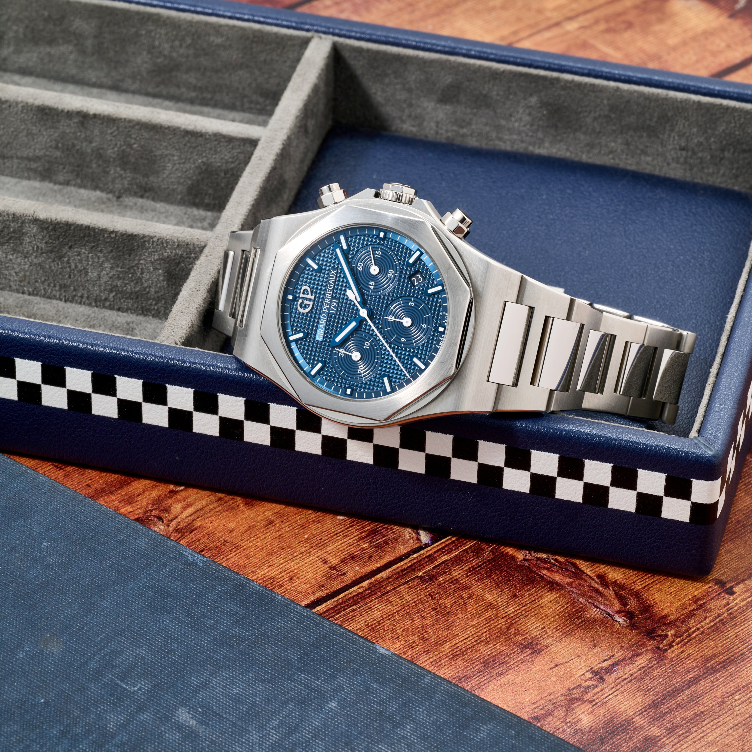 Girard-Perregaux Laureato Chronograph 42 – Analog:Shift