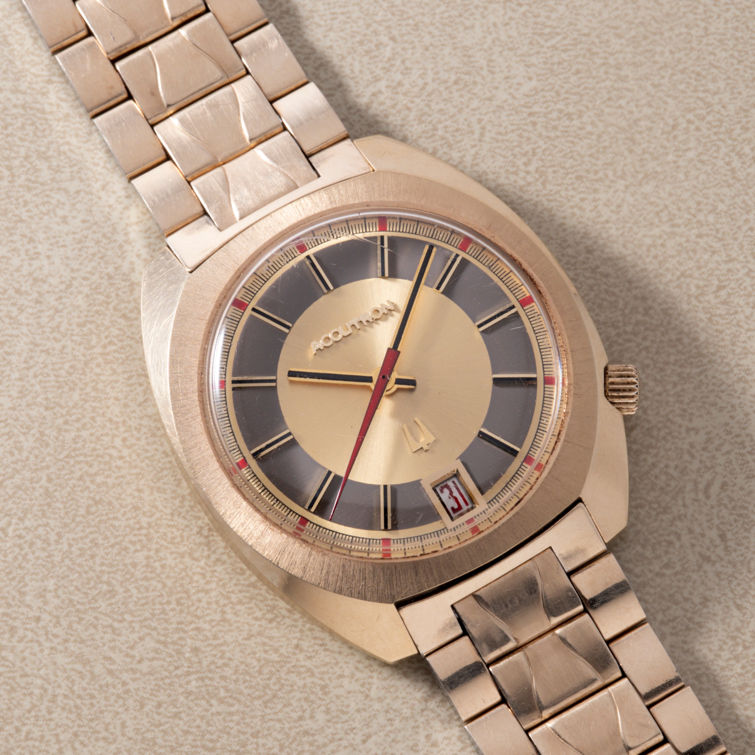 Bulova Accutron Calendar 218 – Analog:Shift