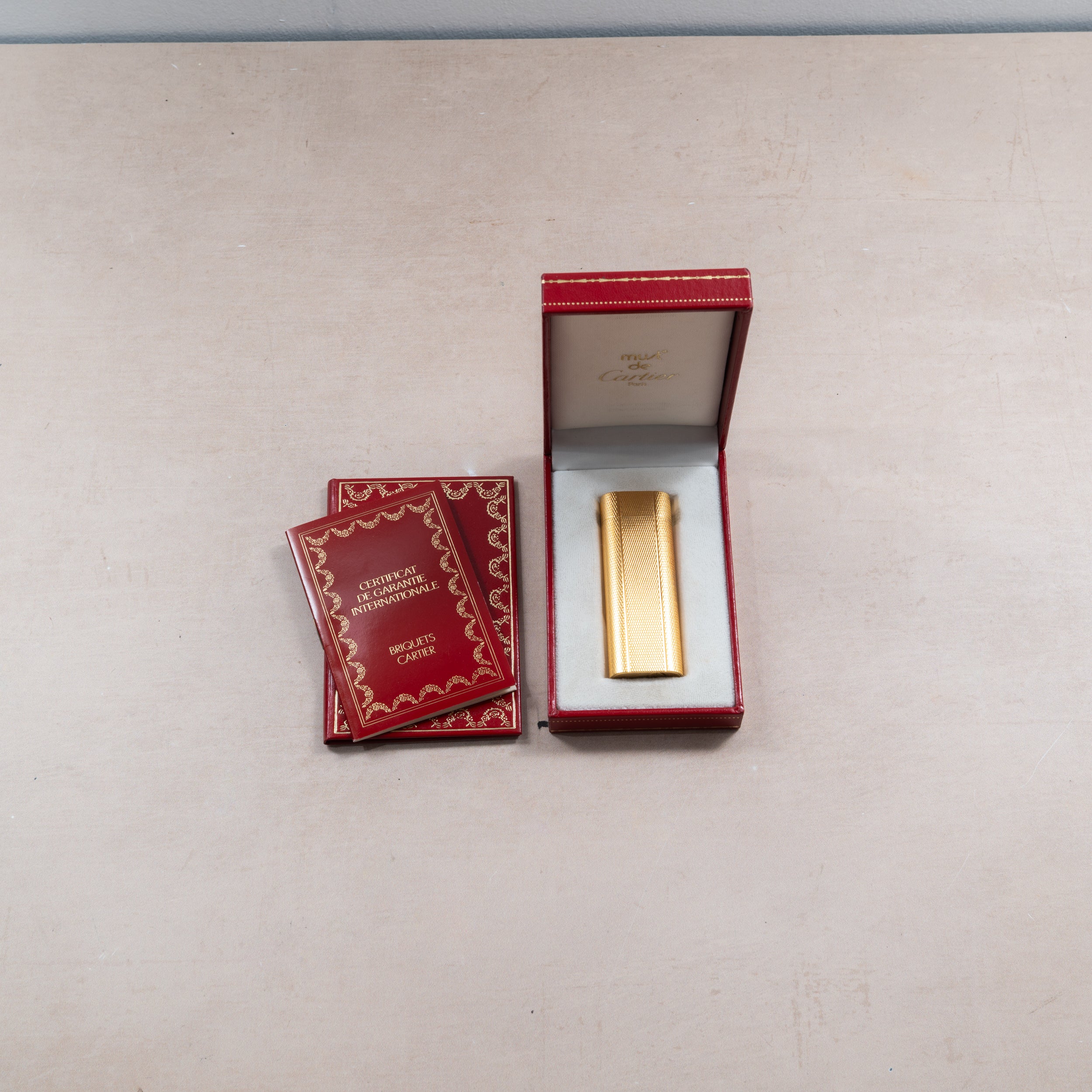 美品 must de Cartier BRIQUET LIGHTER/カルティエ ガスライター ゴールド×ネイビー 5角形 着火確認済 箱・ギャランティー付属 Lot comprenant : - un briquet \"Must\" de CARTIER en laque et métal