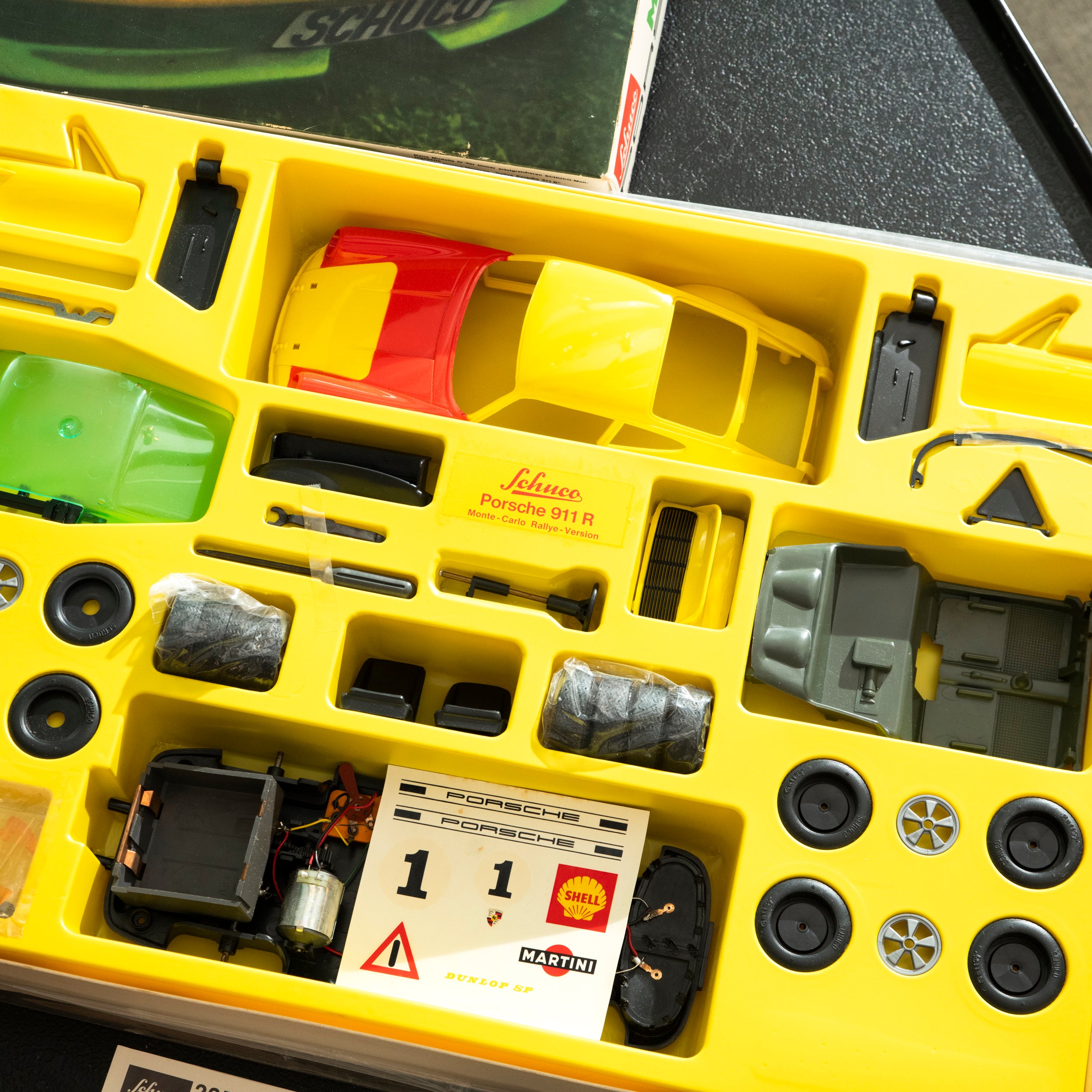 Montage Porsche 911R Model Kit from Schuco – Analog:Shift
